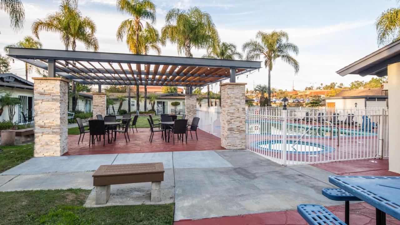 Fallbrook Country Inn Bagian luar foto