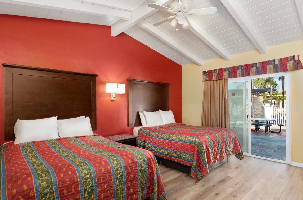Fallbrook Country Inn Bagian luar foto