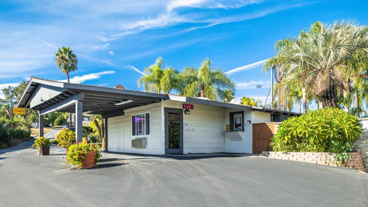 Fallbrook Country Inn Bagian luar foto